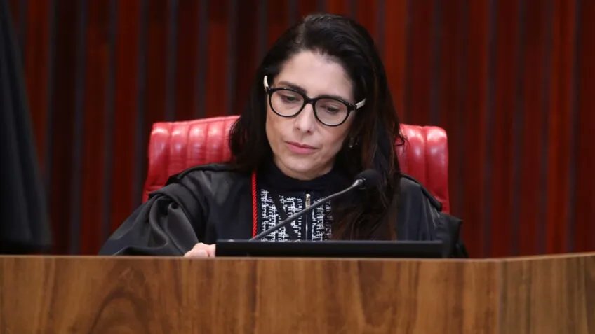 EleicaoBr2026's tweet photo. 🚨 ATENÇÃO: Ministra do TSE pede vista e suspensão da pesquisa que prejudica Flávio Bolsonaro continua valendo

A ministra Estella Aranha pediu vista nesta terça e adiou o julgamento sobre a validade da pesquisa da AtlasIntel que mostrou queda da popularidade de Flávio Bolsonaro após o vazamento do áudio com Daniel Vorcaro.

 Com o pedido de vista, a suspensão segue em vigor. O relator Nunes Marques havia votado para impugnar a pesquisa por considerar que as perguntas influenciavam os entrevistados ao associar o senador às fraudes do Banco Master, mas Dias Toffoli abriu divergência defendendo mais liberdade para os institutos e pedindo que a Corte estabeleça regras claras para todos os candidatos.