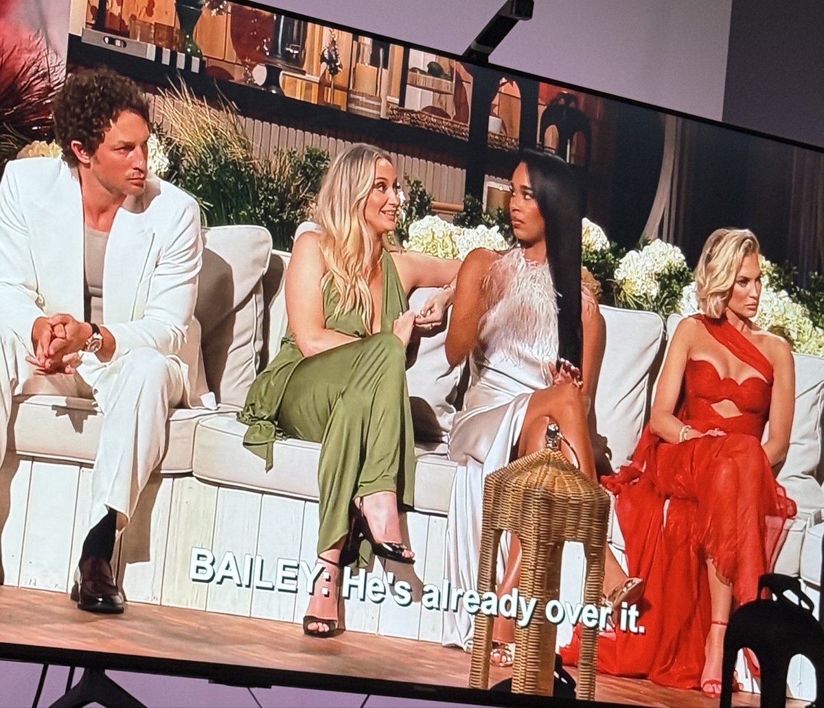 makeupbeanmua's tweet photo. I can’t imagine doing all this damage and you don’t love each other … it’s like lighting your house on fire when you’re thinking about moving .. wtf #summerhouse https://t.co/15PhapCYR6