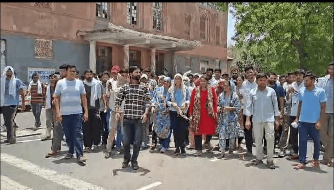 sanjaysingh9725's tweet photo. #पीटीआई_भर्ती_2022
#अपात्र_के_साथ_पात्र_सूची_निकालो
#PTI_भर्ती_पद_बढ़ाओ_2026
#PTI_भर्ती_5000_पद_करो
📰 पीटीआई भर्ती को लेेकर विरोध-प्रदर्शन कहा- स्कूलों में शारीरिक शिक्षकों की कमी, पदों में बढ़ोतरी की मांग, 
@alokrajRSSB 
@saten_08 
@kamal_kanawaria https://t.co/zTuqRE1SKS