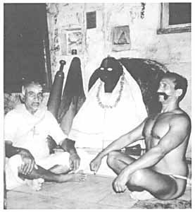 AhirHardImages's tweet photo. Pahalwan Hiralal Yadav (right), Sant Ram Akhada, Varanasi 🤼🏻💪🏻 https://t.co/5s5cq8ahh3