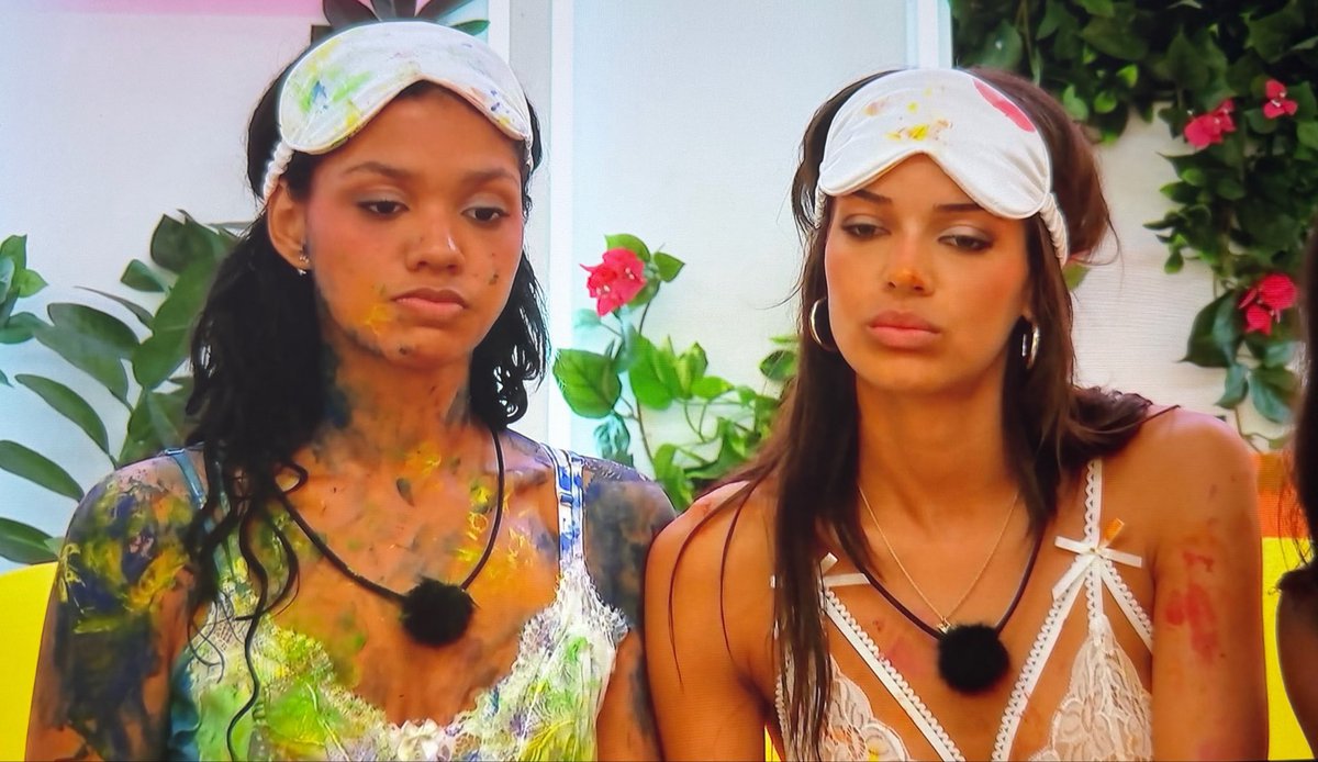 1989TWIGS's tweet photo. a real silly philly bitch and queen von bonding over having bums for partners #loveislandusa https://t.co/Ns0ZHvzubE