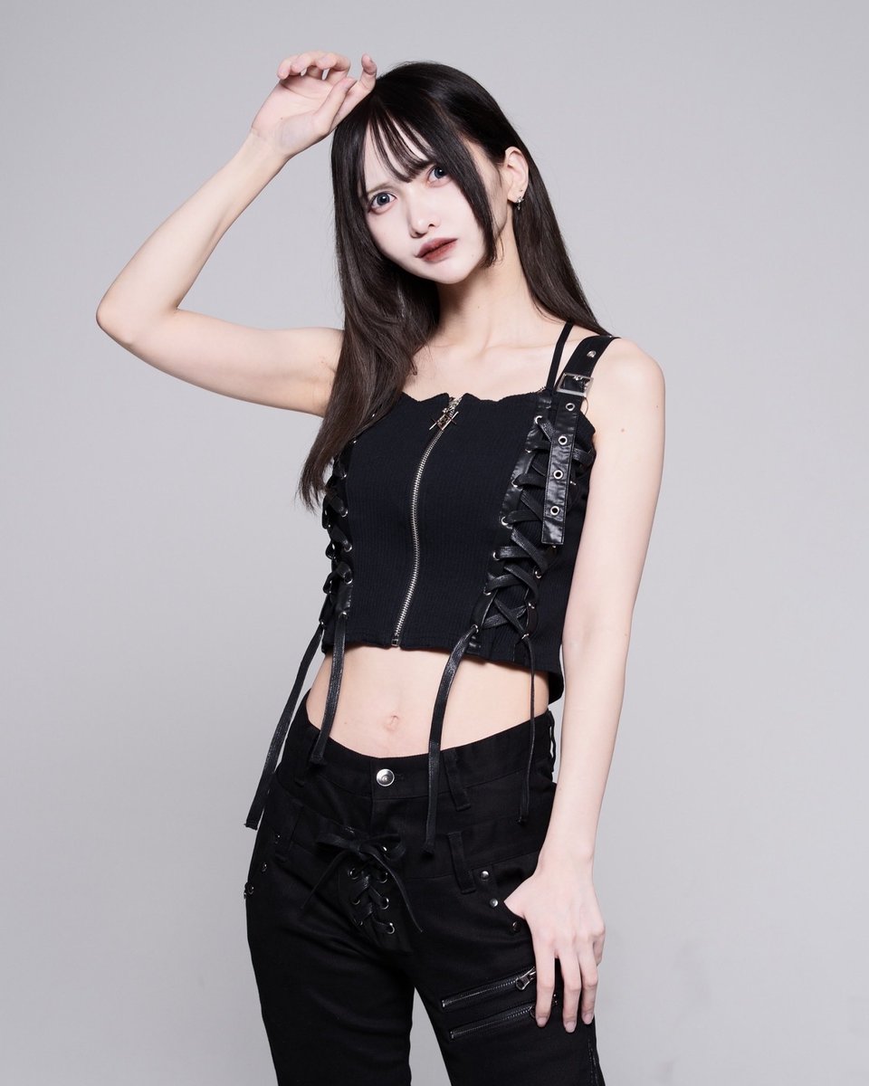 bbopdrop's tweet photo. 【REFLEM】
6月11日(木)発売
NEW ARRIVAL

レースアップテレコリブZIPビスチェ

ボディラインを美しく引き立てるコルセットデザインに、ハードなディテールを落とし込んだ存在感抜群のトップス

肩ストラップは取り外し可能なベルト仕様で、背面でクロスさせたアレンジもできます！ https://t.co/9DSFOnvEwC