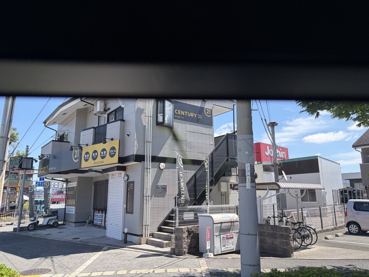 shift0421's tweet photo. #どうでもいい報告をする
なんか視線の端っこに気配を感じて...
運転手さーん！無賃乗車ですよー！
と言うね...🦗 https://t.co/ygYplEhcaG