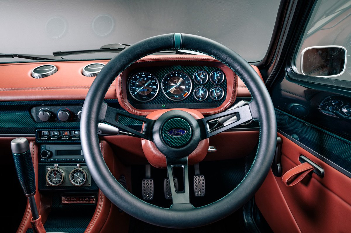 CarClip_com's tweet photo. 【Boreham Motorworks、コンティニュモッドモデル「フォード・エスコート RS」を正式発表】
◽英国のエンジニアリング会社であるBoreham Motorworksが発表した「フォード・エスコート RS」は、1970年代の「エスコート Mk1」を現代に蘇らせたモデル
◽単なるレストモッド（旧車の修復・改造）ではなく、フォードから公式ライセンスを受け、50年以上ぶりにゼロから新造された「コンティニュモッド」と呼ばれる全く新しい車であることが大きな特徴

◽2種のエンジンが設定され、メインとなるエンジンは、10,000rpmという超高回転を実現した2.2リッター4気筒の「Ten-K」ユニットで、最高出力326bhpを発揮
◽もう一方は、伝統的なツインカムエンジンを1845ccに拡大したもので、燃料噴射装置を採用して182bhpまで強化
◽純粋でアナログな運転体験を提供するため、パワーステアリング、ABS、トラクションコントロールといった現代的な電子制御はあえて省略

◽デザインは、元ジャガーSVRのデザイナー、ウ���イン・バージェス氏が担当
◽当時のレース仕様を意識し、クロームバンパーを排除したほか、LEDヘッドライトには当時の十字型の飛散防止テープを模したデザインが採用
◽世界限定150台のみが生産される予定で、本体価格は29万5000ポンド（日本円で約6300万円）から