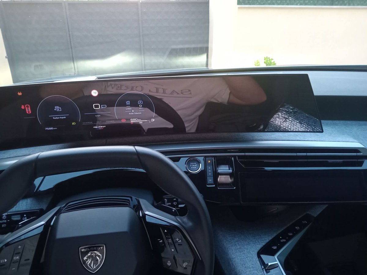 bayrakmedya's tweet photo. 📢 Peugeot 3008 aracının elektronik arızasından dolayı 8 gündür servisten yanıt bekleyen bir vatandaş, aldığı cevap karşısında hayal kırıklığına uğradı.

▪️2025 model, henüz 7.500 kilometredeki Peugeot 3008 aracımı, ekran arızası nedeniyle servise bıraktım. Tam 8 gün bekledikten sonra "ekran çalışıyor, gelin aracınızı teslim alın" denilerek çağrıldım. 

▪️Büyük bir hevesle servise gittiğimde ise araçta ekranın olmadığını, 40 derece sıcaklığın üzerinde ekranın kendini korumaya aldığını ve bir "güncelleme" beklediklerini söyleyerek beni araçsız gönderdiler.

▪️Şimdi merak ediyorum; yeni model bir araca binerken güncelleme gelene kadar klimasız, müziksiz ve ekransız bir şekilde, adeta eski model bir şahin kullanır gibi mağduriyetimi mi beklemem gerekiyor?

▪️Bu durumu yaşayan veya konu hakkında çözüm önerisi olan var mı? Yasal haklarım nelerdir, nasıl bir yol izlemeliyim?