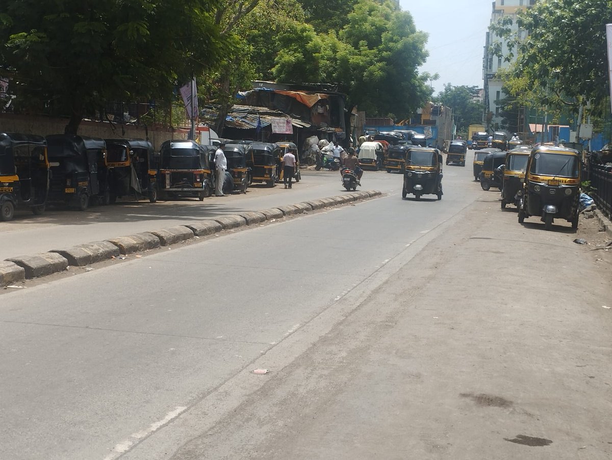 sumoric's tweet photo. @DcpZone6Mumbai @mybmcWardMW this is how bad the situation is now near the Somaiya nullah bridge connecting Pestom sagar road no's.4 and 6 in Chembur west to Garodia Nagar, Ghatkopar N ward. This vital junction is now choked because of being poorly governed @TilakNagarPS https://t.co/CtNKjbmRTv