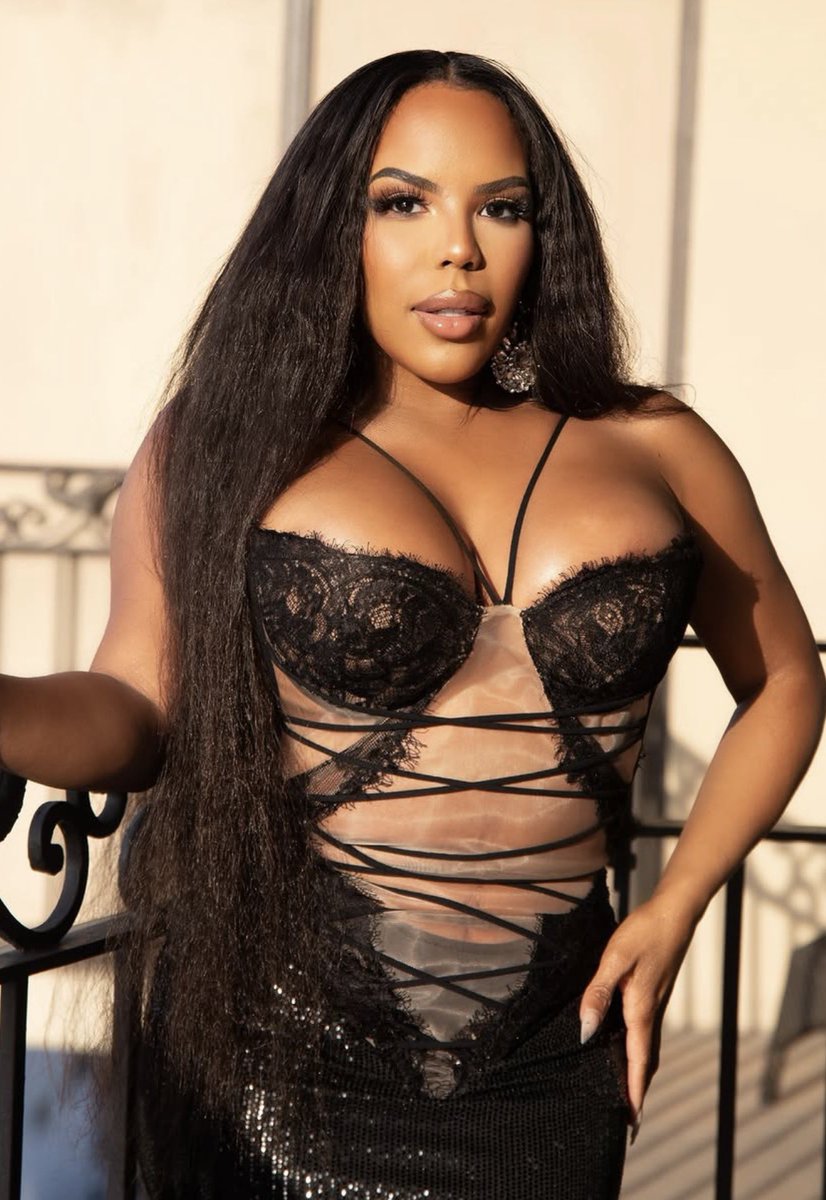 BitchEyeMiteBe's tweet photo. @whoiskelli Kelli, You started with Drew first. Also, you are shaped like a stuffed cornish hen tho. No neck, brolic shoulders and no hips. Plus this is your 3rd face. Have some self awareness. https://t.co/8qbsW5fDkX