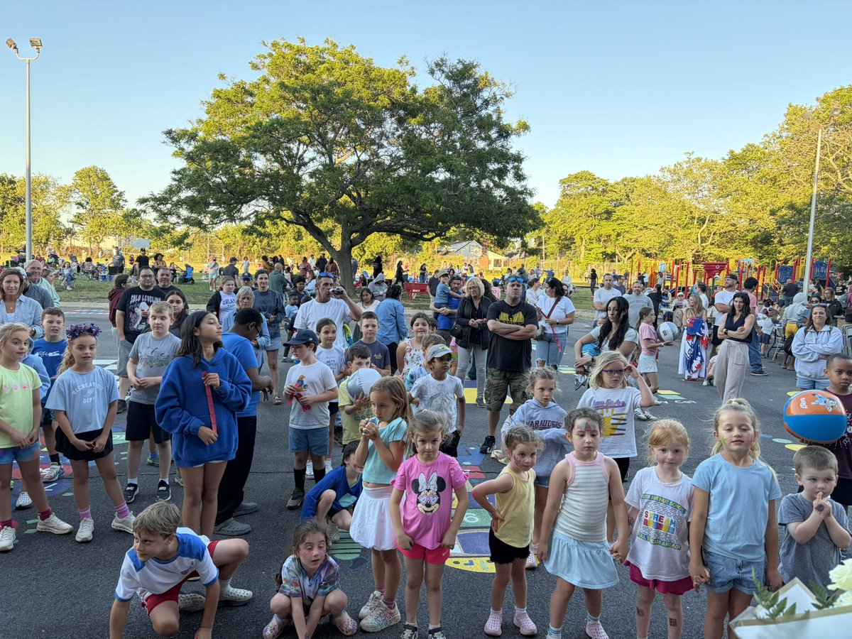 5thAveSchool's tweet photo. A huge THANK YOU to our amazing @5thaveschool PFA for putting together such a wonderful Family Picnic to celebrate another fantastic year at Fifth Avenue School!
The weather was perfect, the smiles were endless! @BayShoreSchools https://t.co/QVzdHaOpXd