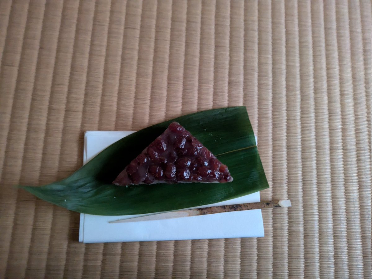 chiba_tea's tweet photo. 先日、駒澤大学さんのお茶会に参加させていただきました。
江戸切子の風車模様のお椀や、ガラス製の蓋置きなど、あまり見たことがないお道具もあり、とても勉強になりました。
私達が6月末に催��水無月茶会へのモチベーションにもなりました。
質問にも丁寧にお答えくださり、ありがとうございました！ https://t.co/dasL1QkFaf