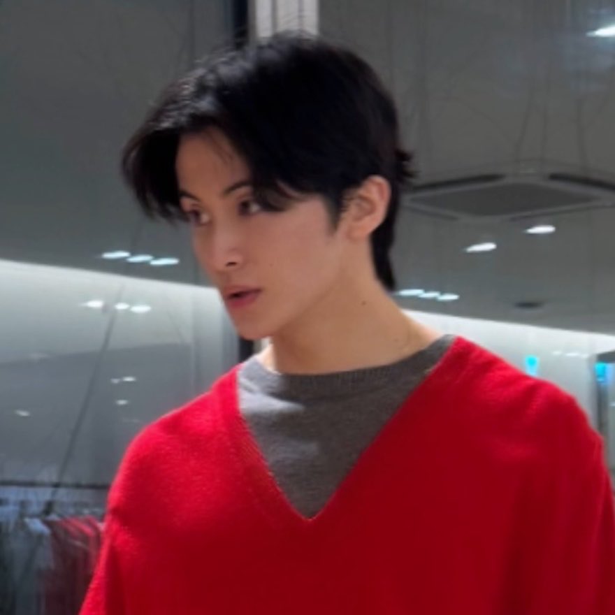 marklopsemangka's tweet photo. diliat dari foto ini rambut mark lee tuh aslinya tebel dan fluffy banget yak… liatnya kayak pengen pukpuk palanya gitu 😭🫳🏻 https://t.co/rlfbPXDC3x