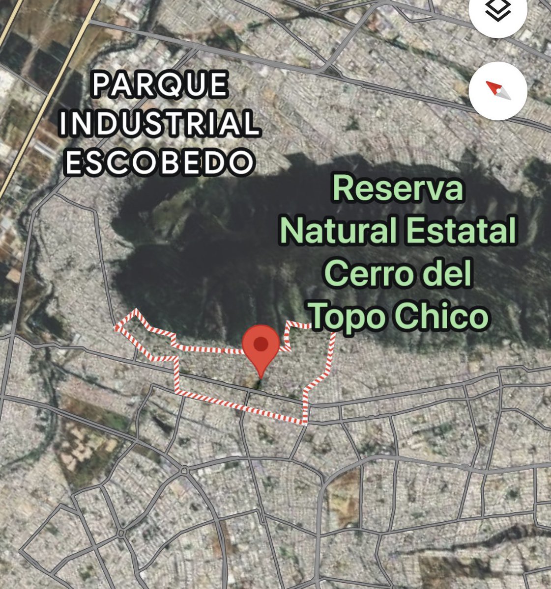 Mty_Noticias's tweet photo. #MONTERREY 

Lo que parecía ser un robo más terminó en una escena de violencia este martes en la colonia Croc. El encargado de un negocio se defendió de un presunto asalto y abatió a uno de los supuestos delincuentes, mientras que otro resultó herido.

Los hechos ocurrieron en el cruce de Alfonso Santos Palomo y Martínez del Río Blanco, donde vecinos reportaron múltiples detonaciones de arma de fuego. Testigos señalaron que los presuntos asaltantes habrían recibido al menos cinco disparos.

La zona fue acordonada por autoridades mientras peritos realizaban las investigaciones correspondientes para esclarecer lo sucedido.