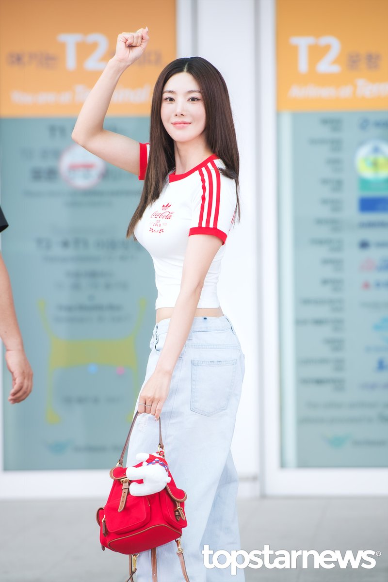 TSN_PHOTO's tweet photo. [HD포토] 권은비, ‘소멸 직전 허리 라인’ (인천공항 출국) #권은비 #인천공항 #출국 #입국 #프리뷰 https://t.co/poLC1INVGB <- Original Photo https://t.co/d5gFcjvKvR