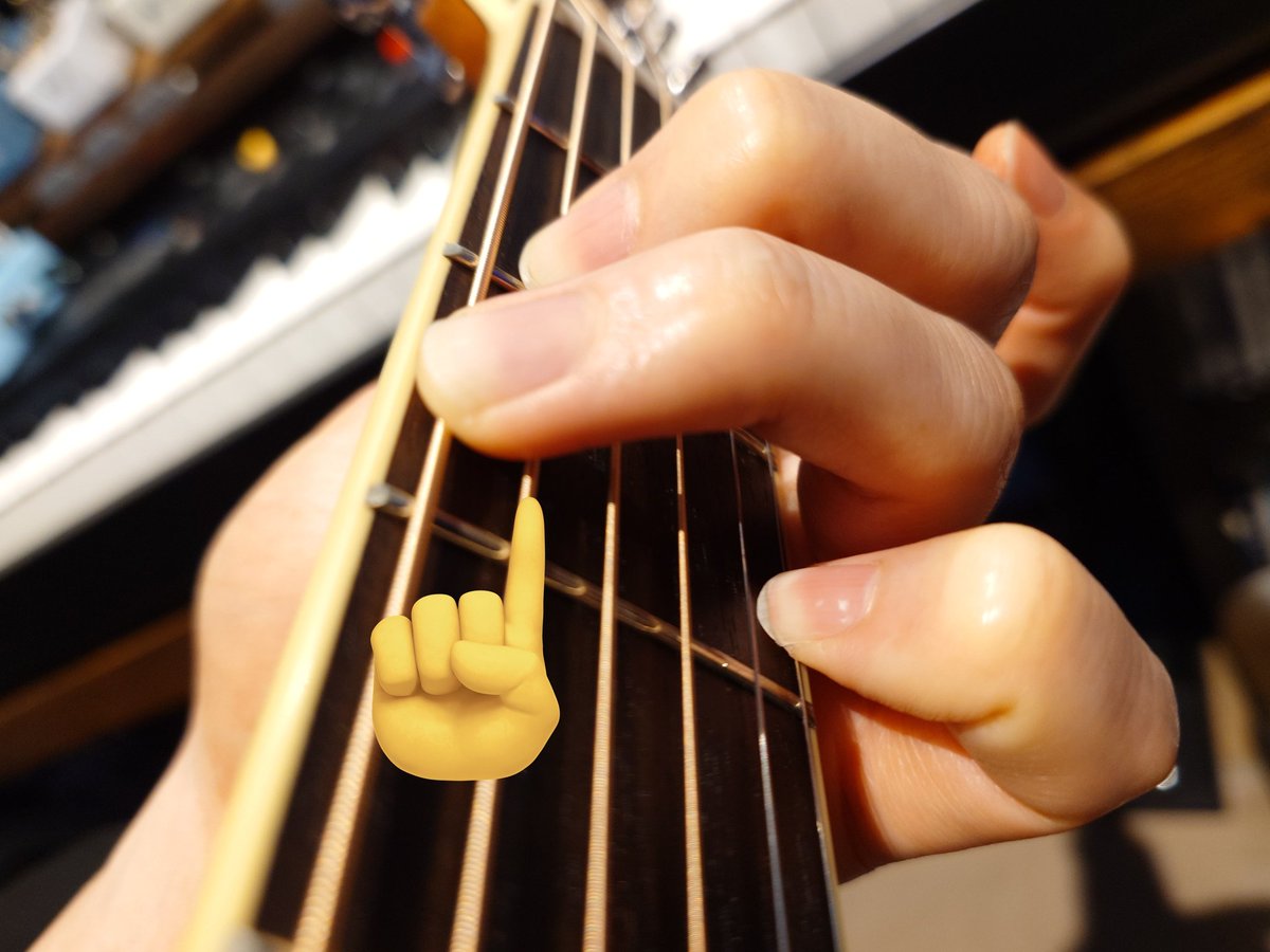 YurutoVRC's tweet photo. G弾く時、小指も難しいんだけど、薬指の腹がどうしたって隣の弦に触れちゃって5弦がﾍﾟﾝｯってなっちゃうんですけどこれも慣れなんですかね？？
それとも痩せて指の脂肪減らすしかない？？ https://t.co/GW9R3gfWP5
