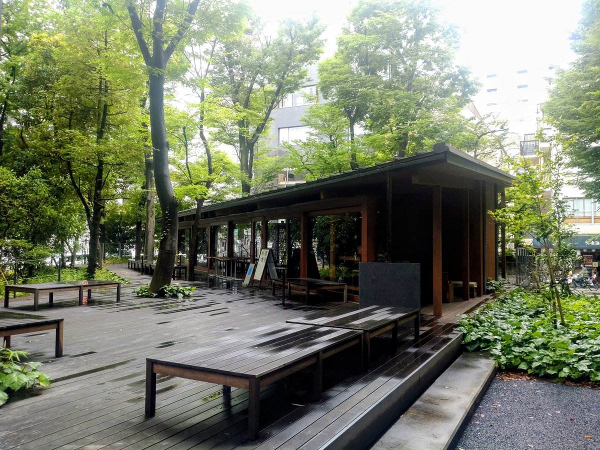 KTnyago's tweet photo. ランチは道路をはさんだ「東陽町ぐりんたす」のカフェで。既存の樹木を活かしたデッキに囲まれ、木漏れ日の中にいるような店内が素敵です。生ハ厶とアボカドのオープンサンドイッチのセットをチョイス。以前、取材させていただきました→https://t.co/NzyCPc6k98 https://t.co/IUzyCXzXPD