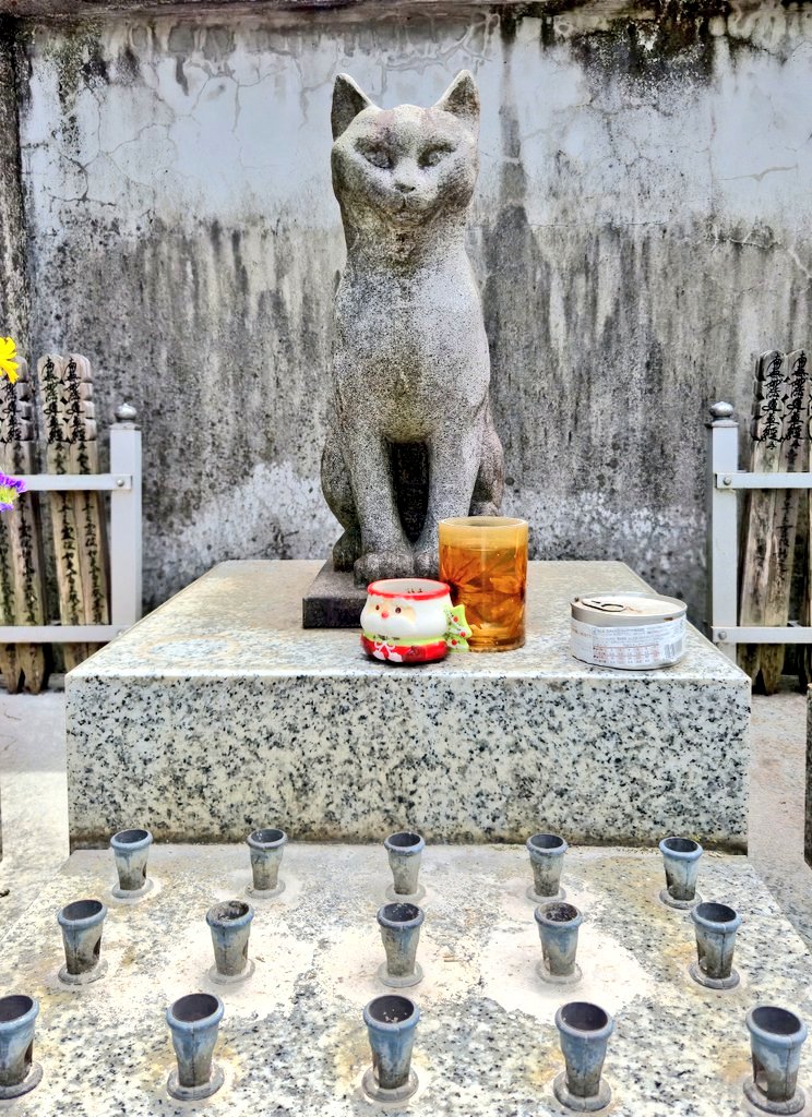 nekomanabe's tweet photo. 猫と犬の供養像😼🐶
四谷・本性寺にて。
#猫紀行 #猫文化 https://t.co/y6gr90E2zo