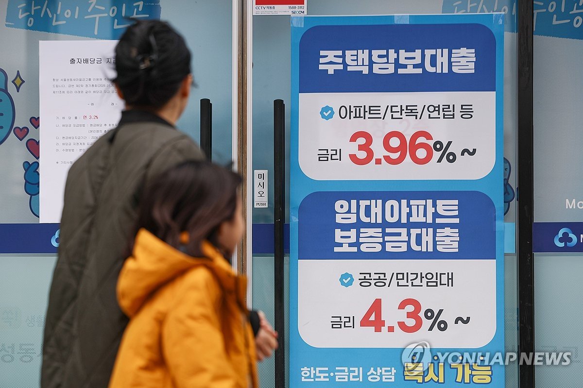 DebtGeneral100B's tweet photo. [주택담보대출 받기 전인 사람들 필독]

아파트를 매수할 때 가장 고민 되는 것은?
대출을 얼마만큼 받을까? 이다.

10억짜리 아파트 매수하면서
6억대출 받으면 너무 많은 대출을 받는 것 같다고
느끼는 것 같은데

내가 10억 있다고 가정할 때
1) 10억짜리 아파트를 대출없이 매수하기
2) 현금 4억 + 6억 대출로 매수 후, 나머지 현금 6억 굴리기

2가지 중 뭘 선택할껀가?
당연히 2) 대출 풀로 받고 나머지 현금은 주식/비트코인 등으로 배치하는게 맞다.

주담대를 통해 시간을 레버리지해서
앞으로 화폐가치는 폭락할 수 밖에 없기에

최대한 현금을 우량한 자산에 배치해두는 전략이 효율적이다.

2)으로 내집마련 플랜을 정했다면?
고민되는건 어떻게 하면 주담대를 잘받지?

이부분일꺼다.

주담대..
솔직히 23~25년초까지 50년만기, 초년도 거치형, 스트레스DSR 최소화 등 연봉대비 넉넉하게 대출받을 수 있는 방법이 굉장히 많았다.

26년되고 나서는 주담대를 예전처럼 받기 쉽지않다.
30년만기, 스트레스DSR(수도권+1.5%)

24년에 연봉 1억인 사람이 받을 수 있었던 주담대 금액과
26년에 연봉 1억인 사람이 받을 수 있었던 주담대 금액은

약 30% 가량 줄어든다.

토허제 및 투기과열지구로 묶인 서울 + 수도권 일부는
LTV까지 40% 제한되고
15억이하 아파트는 주담대 최대6억

정보와 규제의 홍수속에서
어떤 판단을 하는게 맞는지 고민될거다.

간단하게 정리하면

평범한 30대 직장인 신혼부부 생애최초 주택 취득 기준

1) 10억 아파트 매수
2) 6억 아파트 매수

통상적으로 2가지 케이스가 가장 많이 존재한다.

생애최초 LTV70% 적용가능할 경우

가장 베스트인 주담대 받는방법은?

1) 10억 아파트는 6억대출(시중은행 주담대 만기40년 발품)
2) 6억 아파트는 4.2억대출
(정부보금자리론 주담대 만기50년 or 만기40년 체증식)

무조건 이렇게 받아라.
보금자리론의 경우 부부합산 연소득 7천만원 이하 조건을 보지만, 6억아파트 매수를 고려한다면 소득 조건에 충족될 가능성이 높다. 소득 조건이 충족되지 않는다고?

혼인신고 전이라면,
한쪽에서 보금자리론 이용해서 주택 취득 후에
혼인신고 하던지해라.

대출플랜 속성으로 알려줘서
내 주변 지인들 중 10억 / 6억 아파트 등기 친 사람들 꽤 된다.

안된다고 생각하지말고 방법을 찾아보자.