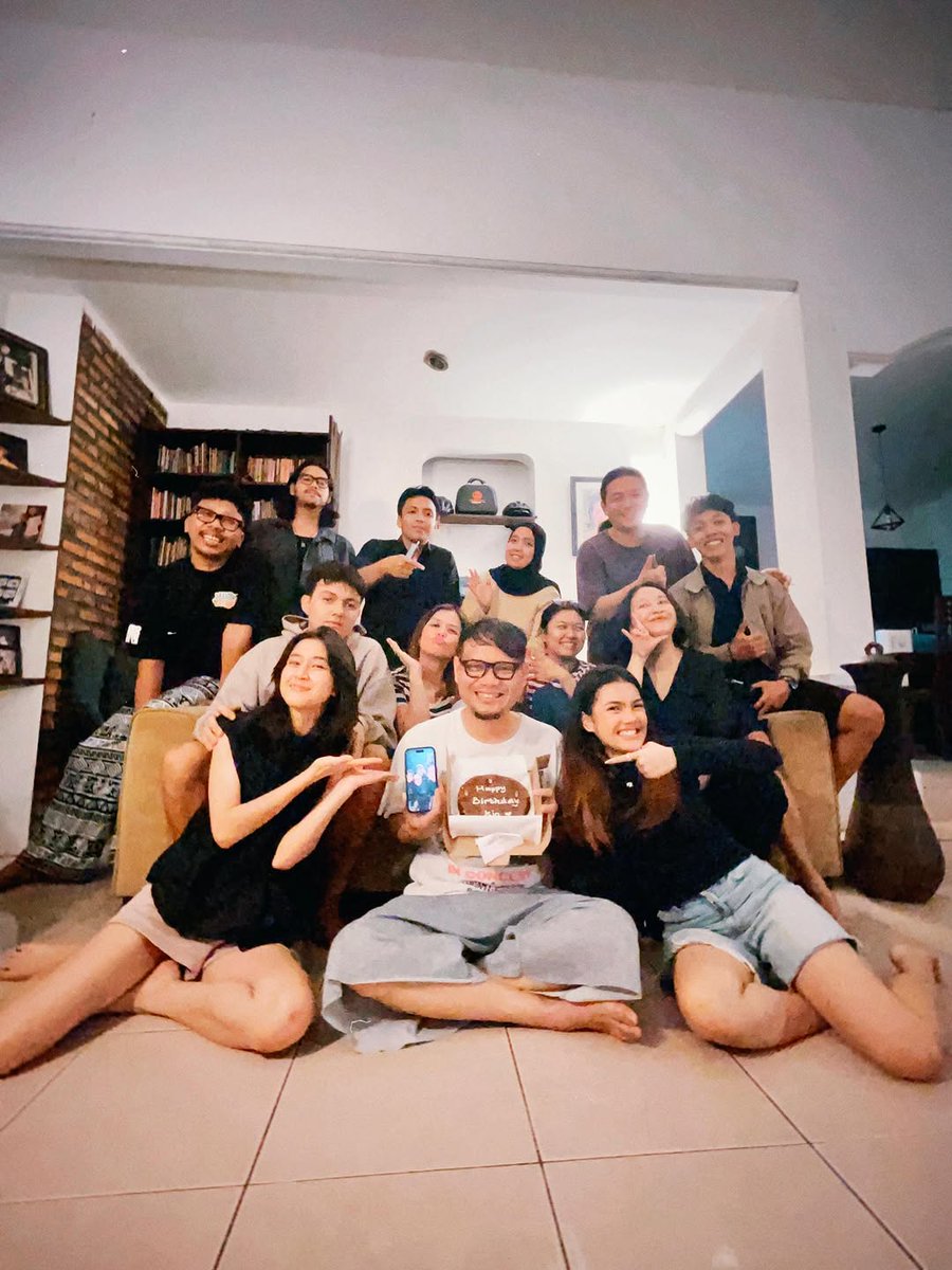anoclairevoyant's tweet photo. Apa itu jarak Jakarta-Bali?? Paul dimana-mana wkwkwkwk 😭 

Cr: ig rimmasinyal https://t.co/Y6BBvbXlGW