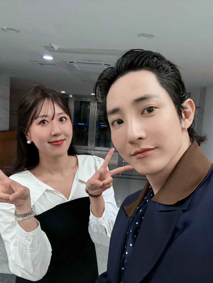 WickedJ01's tweet photo. From irene.zyc: https://t.co/DtM7yRX5KQ

Please visit her Instagram account and give some love!

Thank you, MC &amp; Interpreter Irene!🙏 你做得很好！😊🙌

#이수혁 #leesoohyuk #李洙赫 #李秀赫 #イ・スヒョク #อีซูฮยอก #سوهيوك #EternalMagicHour #fanmeeting #SaramEntertainment #kdrama https://t.co/uLuSb6CE0o