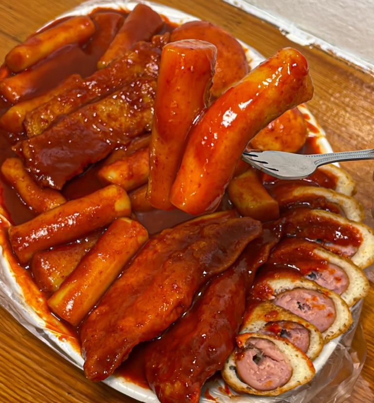 classone_jp's tweet photo. 「トッポッキ」マニア必見！

スーパージュニアのキュヒョンさんが絶賛した、
ソウル 3大 トッポッキの名店🥢

✅ もちもちのチーズがとろける
✅ ホットドッグをカットしてトッピング、ジューシー感MAX
✅ たった 11,500₩で2人シェアOK

一口でもやみつきです🤤 

🏠 신토불이떡볶이
📍서울특별시 광진구 자양로43길 42
🚃⑤号線　峨嵯山駅
🕚  11:00 ~ 21:00
※月曜定休