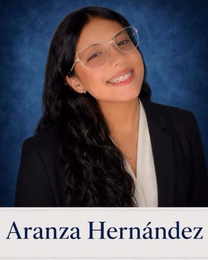 YOYOPRESS's tweet photo. 🔴 FRUSTRARON SU SUEÑO DE ESTUDIAR ENFERMERÍA | Aranza Hernández tiene 19 años, y 7 meses secuestrada por el régimen

Su hermana Samantha, de 16, recuperó su libertad en mayo. Aranza sigue presa.

¿El delito de ambas? Ser hermanas de un teniente que está en el exilio.

🛑 Esto tiene nombre: Sippenhaft. La práctica nazi de secuestrar a la familia de un objetivo político para doblegarlo. Así lo denuncian Provea y Clippve.

Y no para ahí: 
— El tío, Henry Castillo: secuestrado desde enero de 2025. 
— La cuñada, Maykelis Borges: detenida embarazada. Parió en una celda.

El régimen de Delcy Rodríguez liberó a la adolescente para la foto. Pero mantiene a Aranza encerrada por el mismo motivo inventado.