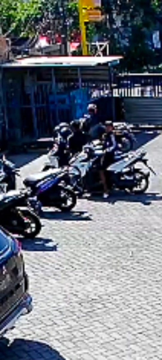 maelyna_'s tweet photo. yang menemukan motor Honda Beat Deluxe 2024, *Nopol L 3063 CAV* warna hitam putih seperti difoto berkeliaran didaerah tempat tinggal kalian, dicuri oleh 3 anak laki-laki usia remaja. di cafe Eyala daerah jalan kenjeran, tolong hubungi nomor 085746560183. tolong bantuannya semuany https://t.co/VuKMCH3C51