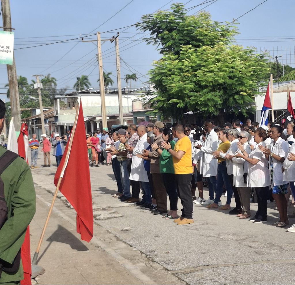 ComercioVe53094's tweet photo. #ComercioCuba #GECICamagüey #Vertientes #Camagüey #ComercioComunica 
El pueblo vertientino celebra el 95 cumpleaños de Raúl Castro Ruz. Los trabajadores de Comercio y Gastronomía, ratifican su compromiso de mantenerse junto a él, "con el pie en el estribo " 
#Patria o Muerte. https://t.co/0C19sdShur