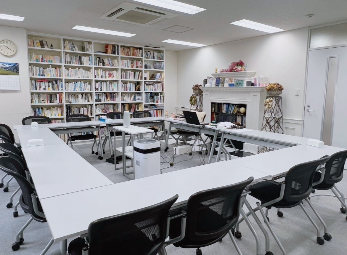 ako13LA's tweet photo. 私のヒプノ・セッションは殆どがオンライン
一方で対面セッションは五反田の日本ホリスティックアカデミーで行っている

LA在住時代から16年もの長きにわたり、私の希望を優先して必要以上に広げない、無理のないスケジュール管理をして頂いている

長く活動を続けられるのは、こうした支えがあるからこそ✨感謝🙏