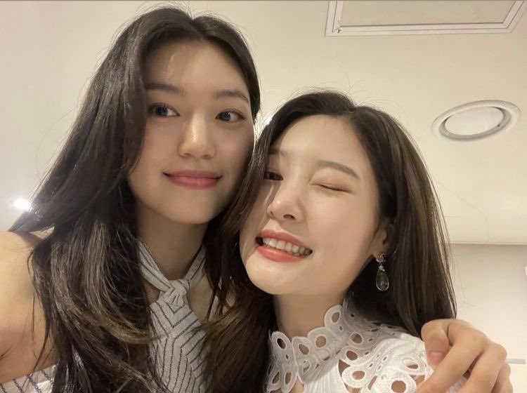 77otth's tweet photo. 모든셀카가 감사하고좋지만 제일좋은거 난이거 얼굴딱붙이고 손으로끌어안고있는거 연하미쳤노♡♡  소리절로나옴 https://t.co/pVWQHkWQ6g