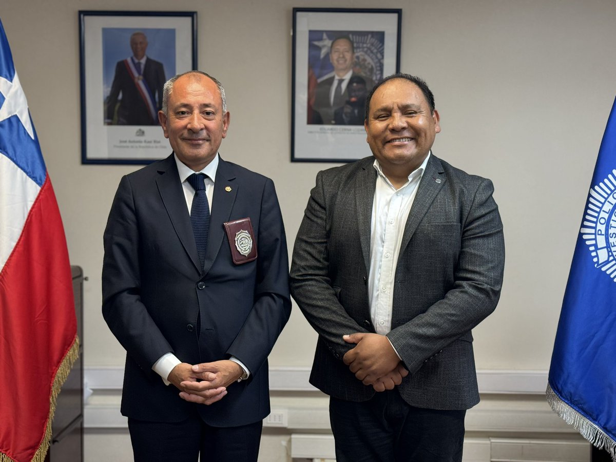 PDI_Arica's tweet photo. Los alcaldes de Camarones, Cristián Zavala; y de  General Lagos, Alex Castillo, entregaron un saludo protocolar en el marco de los #93añosPDI al jefe de la región policial, prefecto inspector José Contreras, junto a los prefectos José Luis Muñoz, Eugenio Herrera y Claudio Bravo. https://t.co/eLQemh1mnn