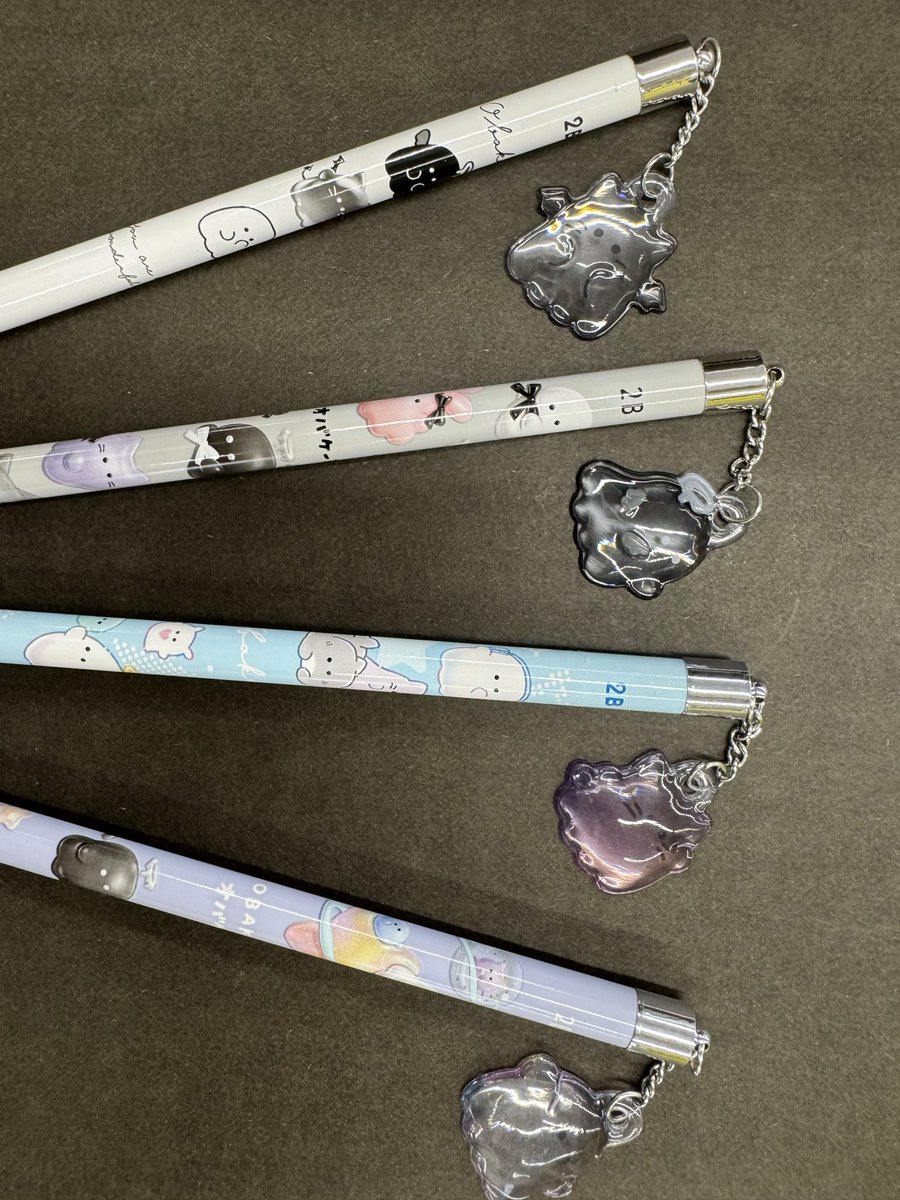 sugibun4's tweet photo. おはようございます！！

／
本日の営業時間は9時〜19時
＼

チャーム付き鉛筆が
たくさん入荷しました😆

ギャルキティ達かわいい～🌺🤙🏾
₹˝ｬʓﾋﾞｰﾑ(๑ơ ₃ ơ)つ━━✨✨

本日もよろしくお願いします*.+ﾟ https://t.co/HqFHHWARyz