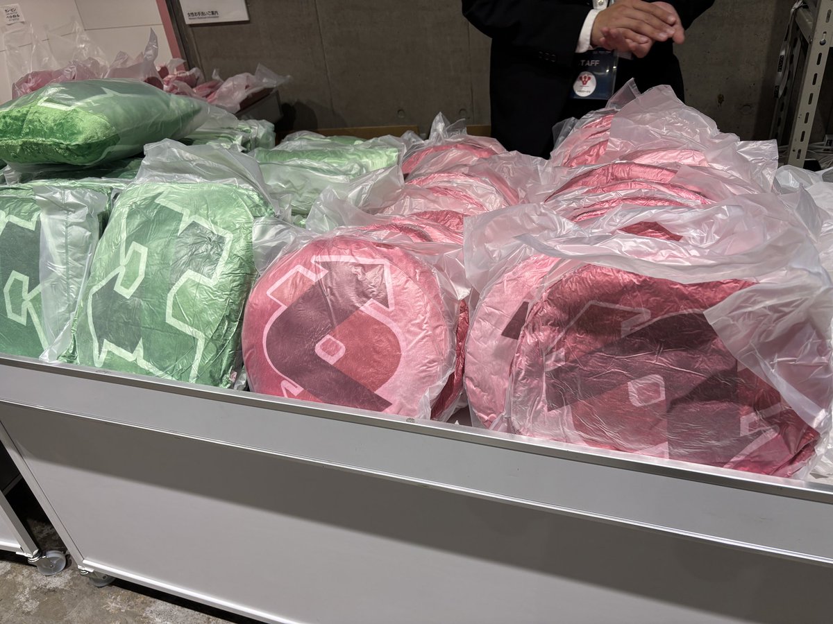 ShowNet_NOCTeam's tweet photo. ShowNetグッズ今年も販売してます！
4ホール入ってすぐのところです。
#shownet #interop26 https://t.co/aOF7si4SO8