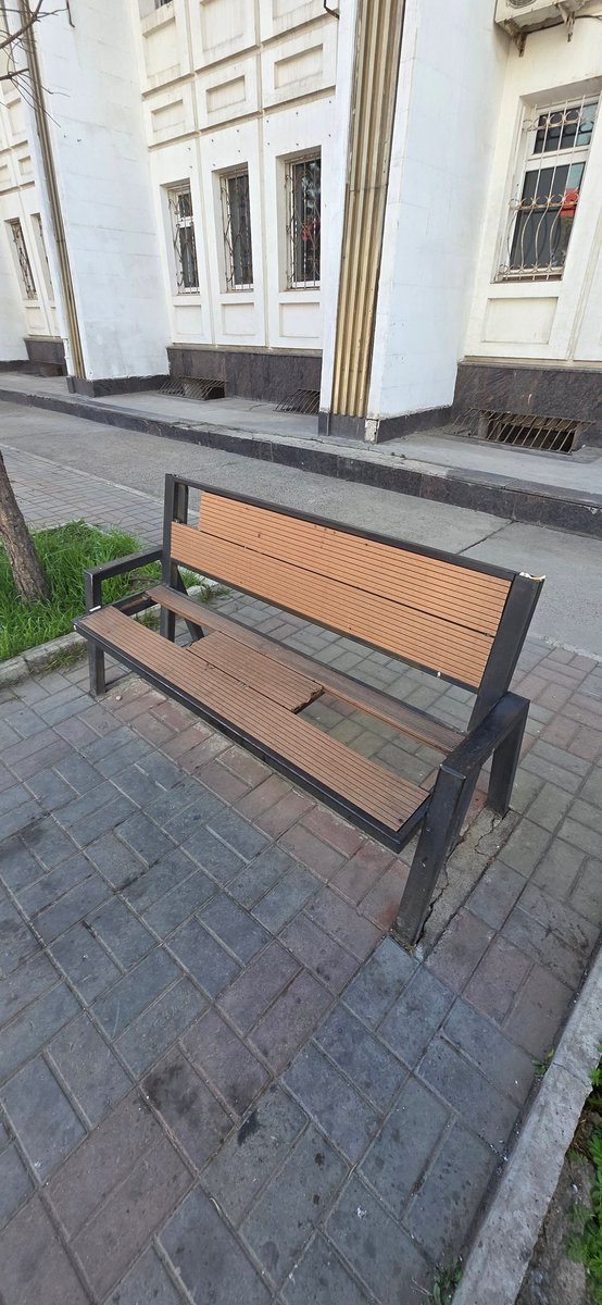 huba0318's tweet photo. Төв талбайн орчим НТ шоп болжээ. Сандал нь эвдэрхий бохир. Угаагаад өгөөч суух арга алга.

Гэрэл нь асаатай...
Бид ч МАНдуулж байна даа.😥 https://t.co/pcxo70MyLi