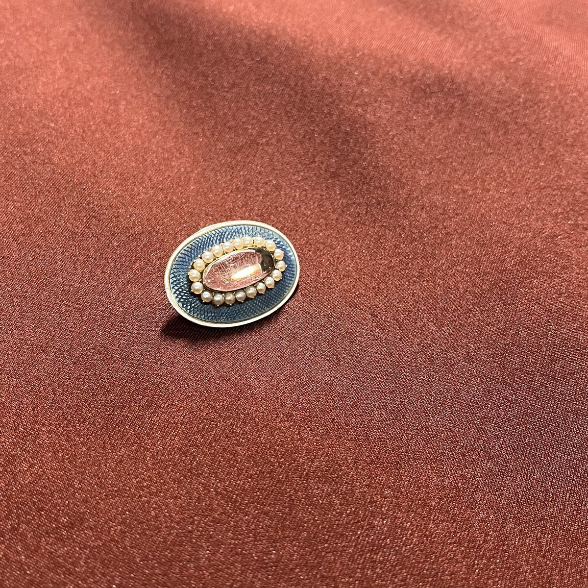 temps_archive's tweet photo. 19世紀後半〜20世紀初頭の端正な装飾感覚を思わせる、青い静けさを真珠と光で縁取ったブローチ

青いエナメルは深い夜の輪郭
白い縁はその夜に差す細い月光
真珠はまだ言葉にならない祈りの粒
中央の石は
そのすべてを黙って受け止める小さな湖面のよう https://t.co/kOHNaUMoZE