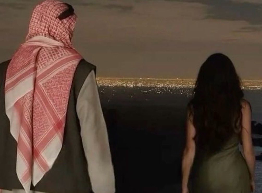 tp5llq's tweet photo. الف السلام ورحمة الله ومسموح
ودعتك اللي يعتني بالوداعه

في مامضى تقفي وتنكف على اللوح
متحيرٍ مابين وصل وقطاعه

واليوم اشوفك معتلي كف طاروح
اخذ وهج قلبي بكفه بضاعه

ياواحد عمّر وسط صدري صروح
قلب ملكته ياريش العين راعه

واللي خلق ماعدّك الا من الروح
واقرب لي من الربع وادنا الجماعه https://t.co/RVz8O1mWpy