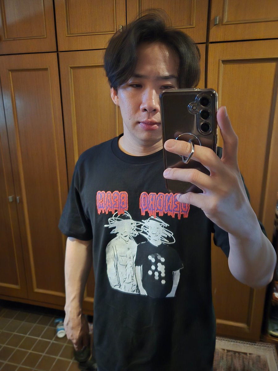 kamo_books's tweet photo. 【Tシャツが出たよ！】
松竹芸能の公式グッズで僕のコンビ、デンドロビームのTシャツが出ました！小説だけじゃなく本人にも興味ある方是非！デザインは相方！(写真2枚目)ホラー味あって良いので是非！二木先生みたい

特設サイト
https://t.co/Fi3m0qpGij

#松竹芸能UPT賞金レース
#デンドロビーム https://t.co/jx1qhzRkd9