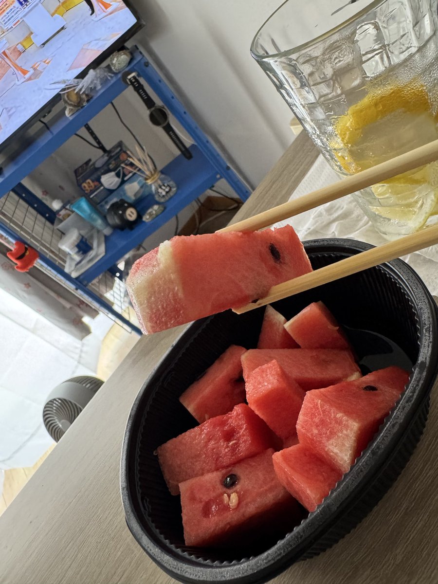 j_rie999's tweet photo. 私はこうやって
スイカを🍉食べます。
今メロン🍈よりスイカ🍉の方が高いんですねぇ。 https://t.co/vLICDj4YRR