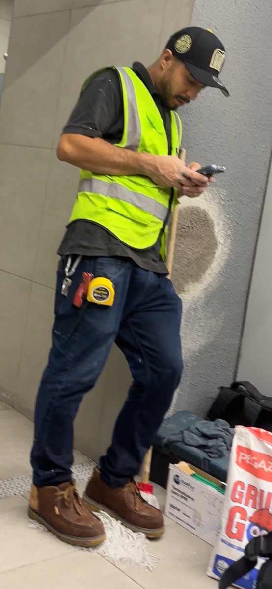 berthobator's tweet photo. Me quise cachondear al albañil en el Smart fit , pero no se dejó ufff me pareció atractivo . https://t.co/UaGLbTgqHa