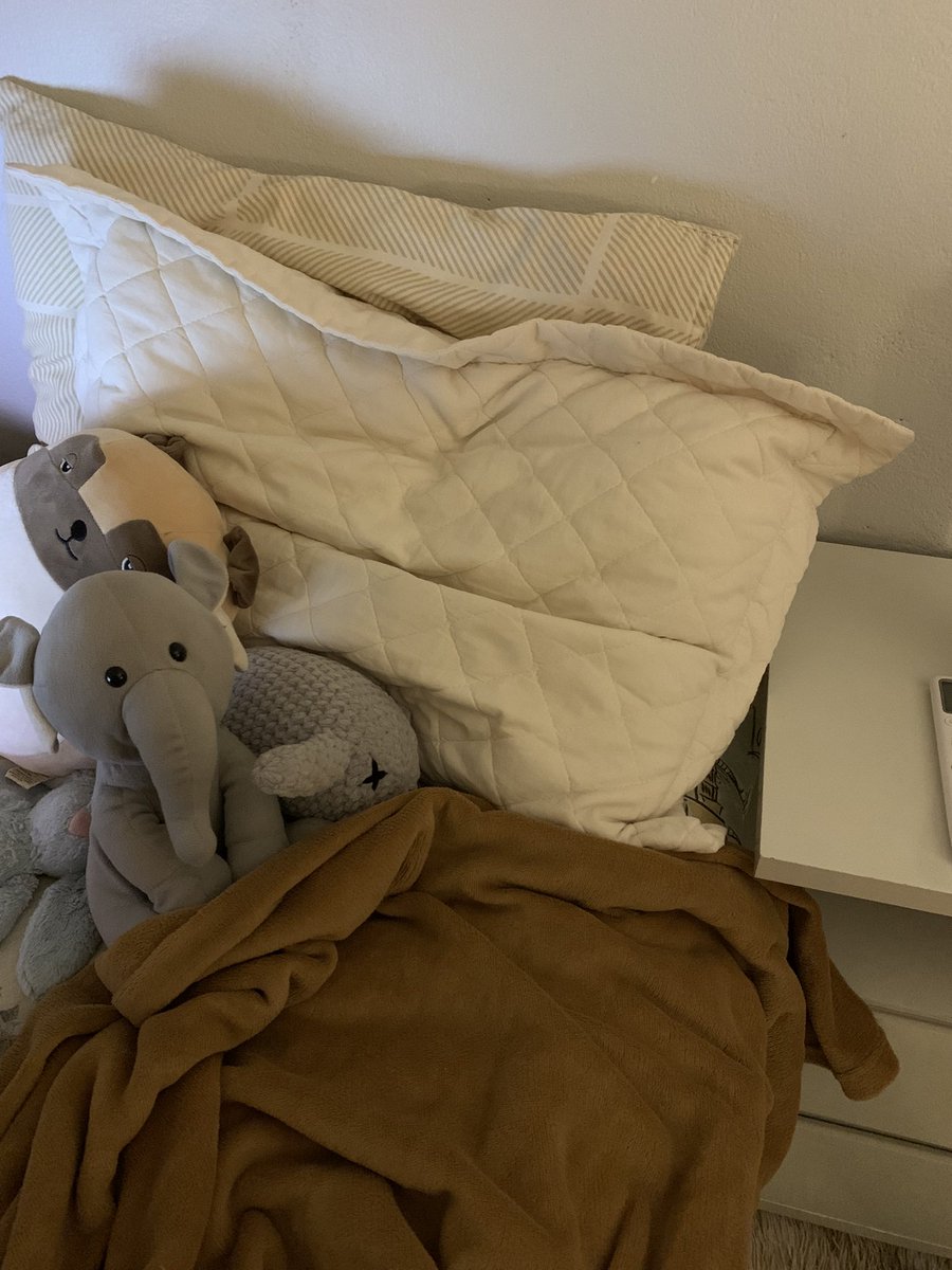 namvenu's tweet photo. pós dia cheíssimo + 4h de aula, merecido descanso vendo videozinho, desenhando e depois cama! https://t.co/0SaB0W7L9q