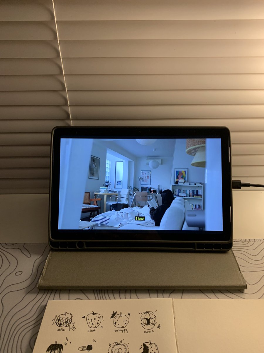 namvenu's tweet photo. pós dia cheíssimo + 4h de aula, merecido descanso vendo videozinho, desenhando e depois cama! https://t.co/0SaB0W7L9q