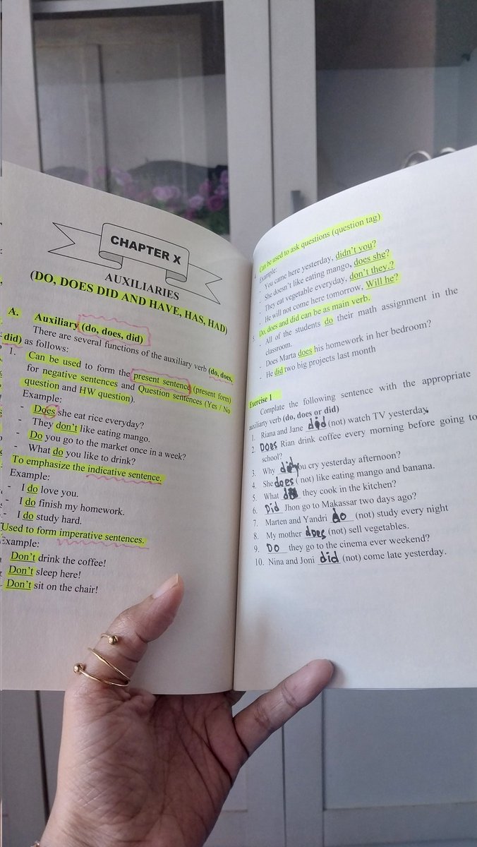 hermionyyye's tweet photo. KENAPAAA YAA AKU BARU TAUU ADA BUKU GRAMMAR YANG SEBAGUS, SERINGKAS DAN SEMUDAH INI DIMENGERTI????

Mana penjelasan TENSESnya dibikin tabel2!

Keknya aku gak akan grasa grusu, mumet belajar Grammar klo ketemu buku ini deh! Worth it pake banget! https://t.co/D7kK58iSDy