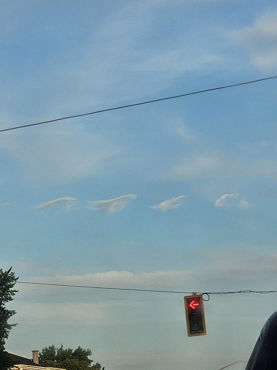 eulermatthew4's tweet photo. Kelvin Helmholtz clouds visible this morning from Chesapeake, Virginia @wxmanricky @JeffEdmondsonWX https://t.co/jvBLRknAg1