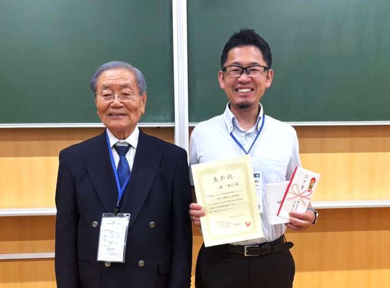 UOH_kohou's tweet photo. 🎖第46回日本登山医学会で、環境人間学部の森 寿仁准教授が田中賞（若手優秀賞演題賞）を受賞しました。
この賞は40歳以下の若手研究者の演題の中で最も優れた演題に贈られる賞です。
おめでとうございます👏
（兵庫県立大学環境人間学部森 寿仁准教授） https://t.co/LDcCD5ptug