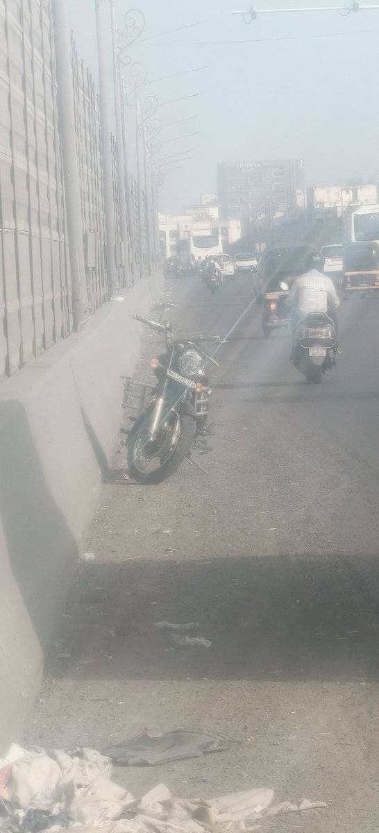 TrafficGuruMum's tweet photo. Ghatkopar–Mankhurd Link Road ki kharab sadak ne phir liya hadson ka roop. Aaj 2 bike accident hue. Kripya turant marammat aur suraksha vyavastha sunishchit ki jaye." #mtp #bmc #bjp #maharatra #devabhau #cmomaharatra https://t.co/1d5mtuQ8pD