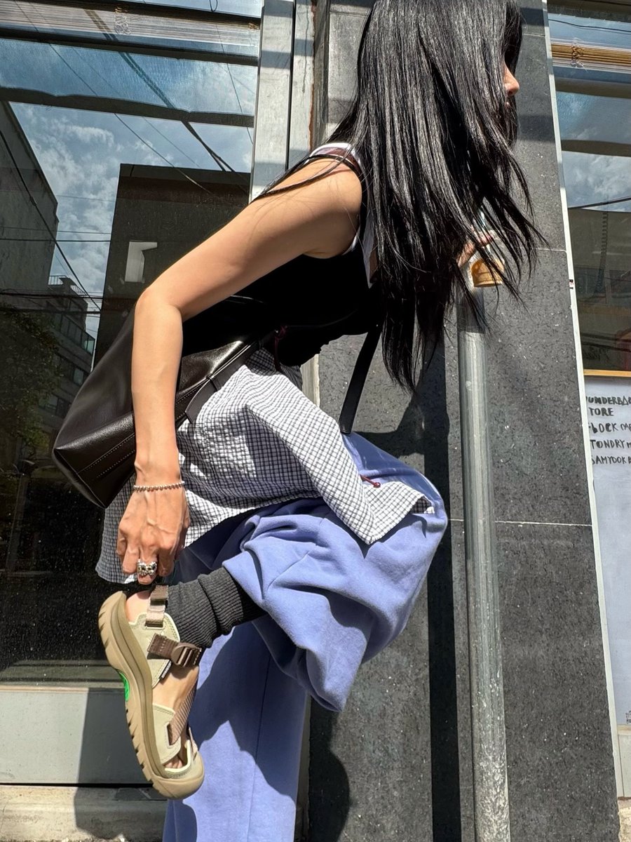 mieni's tweet photo. 유툽보다가 KEEN이랑 OPENYy 샌들 예쁘길래 바로 구매. 루즈한 양말이랑 같이 매치해놓은 게 엄청 귀엽더라고요 https://t.co/jaorUGYLKB
