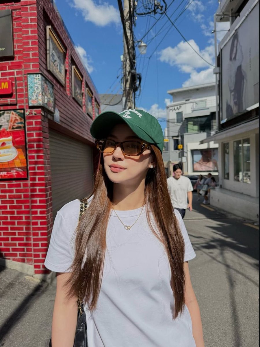 yjnajahwang's tweet photo. 🧢🤳🏻👜🧣🕶️💟 https://t.co/3USGYwRh7Z