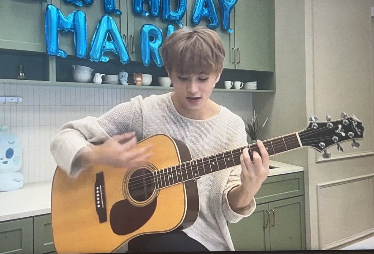 Jcrush0802's tweet photo. I still remember that, whenever you played the guitar before, you would say you weren’t very good at it because you never really had time to practice. Now I’m really happy that you finally have plenty of time to play the guitar you love and keep refining your skills. 🥹
#MarkLee https://t.co/GiUjTPsFqX