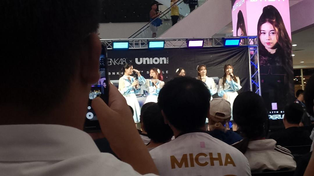 Nowwwwauza's tweet photo. ขอเล่าว่าผมเป็นเด็กมธยเพิ่งมีโอกาสตามจริงจังไปโร้ดโชว์ครั้งแรกยูน.ฮทครั้งแรกก้ได้เจอพี่จิวประทับใจมากครับและตามจนถึงทุกวันนี้อาจจะเพราะช่วงนั้นเครียดสะสมรวมถึงการผิดหวังในความฝันช่วงนั้นแต่ได้กำลังใจจากพี่จิวทำให้ผมกลับมามีความฝันอีกครั้งจะคอยเป็นกลจให้พี่จิวตลอดไปคับ #JewBNK48 https://t.co/5qpKRapwGk