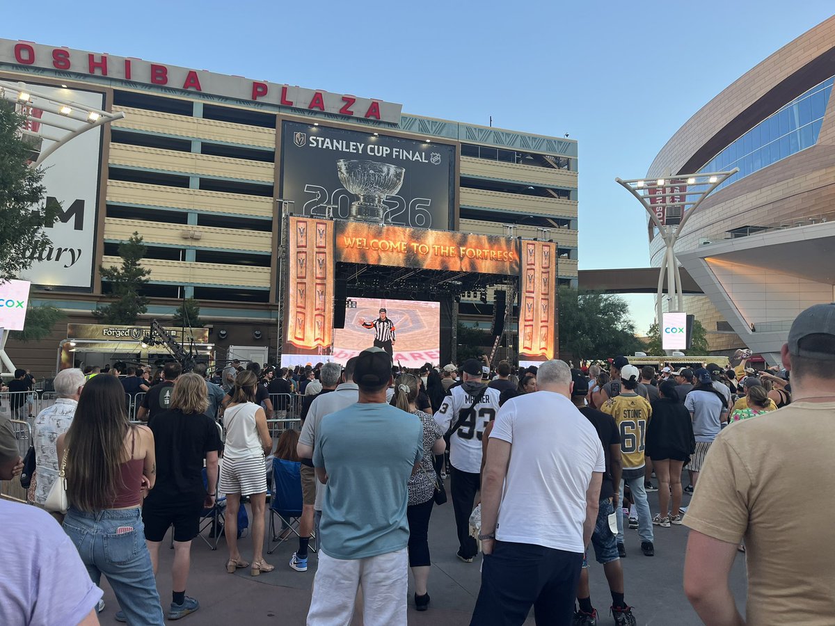DonWeast's tweet photo. Things I never thought I’d do…
Stand outside in Las Vegas to watch the Stanley Cup. https://t.co/6g4ttMTE0n
