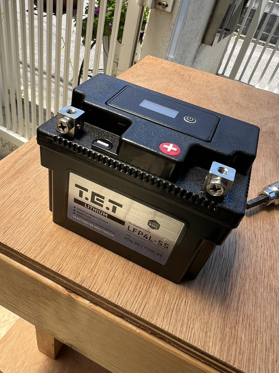 mukka1206's tweet photo. NSRにリチウムイオンバッテリー搭載 https://t.co/G5k1pFH1GG