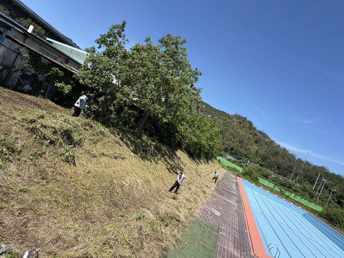 kamomekobo1122's tweet photo. 岡山県玉野市気温27度🥵蒸し暑い。
ワーカーさん3名と岡山県立スポーツセンターの外掃除作業に参加。
💦暑い中とはいえやる気みなぎる頑張り。プールサイドから丘の草を熊手寄せ作業。午後は農作業あり。😊🐥 https://t.co/qjYxm17hnh